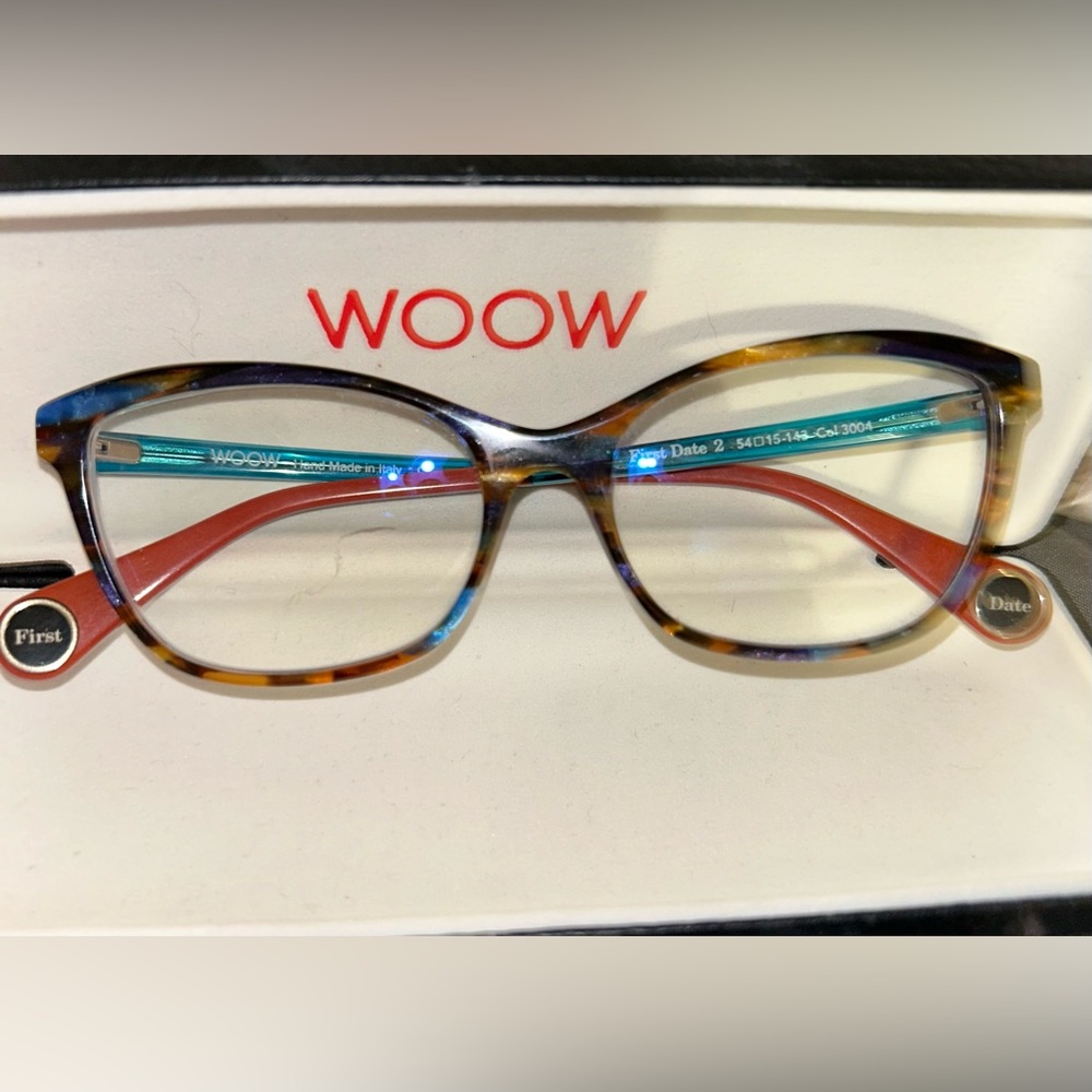 Women’s WOW Glasses. Sold with case.
